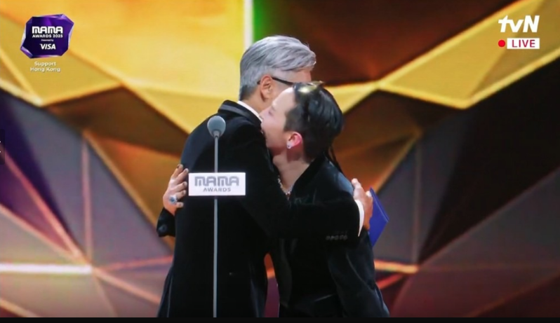 G-DRAGON获周润发拥抱祝贺。 G-DRAGON获周润发拥抱祝贺。