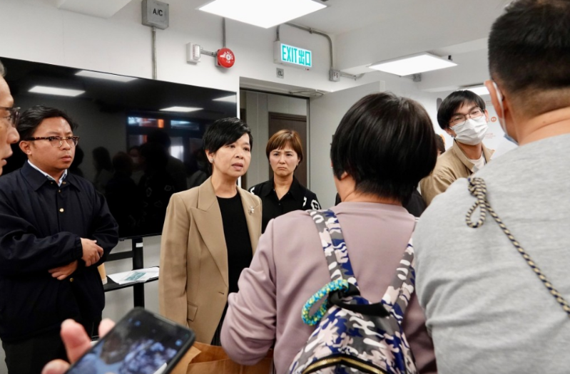 何永贤日前到“善楼”探访灾居的入住情况