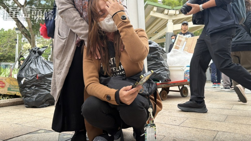 有市民献花时伤心痛哭。