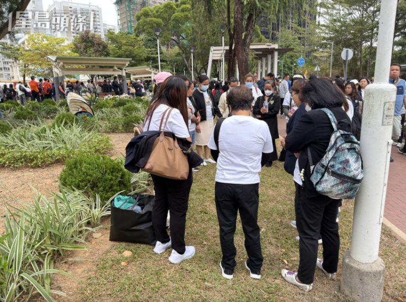 有外佣到公园为死难者祈祷。