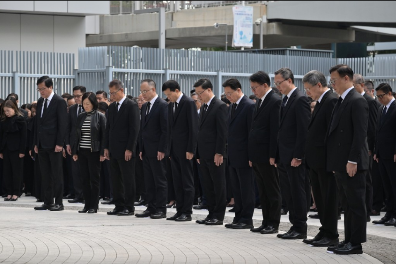 在悼念仪式上，一众政府官员为大埔宏福苑火灾不幸罹难的人士默哀