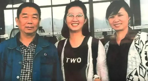 章莹颖生前与父母合照。