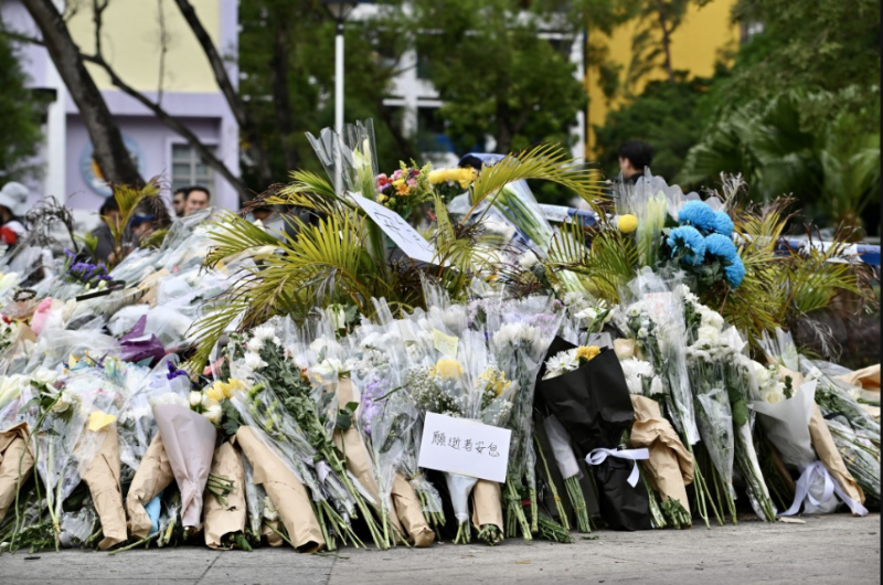 大批市民今日（30日）到广福休憩处献花，悼念遇难者。