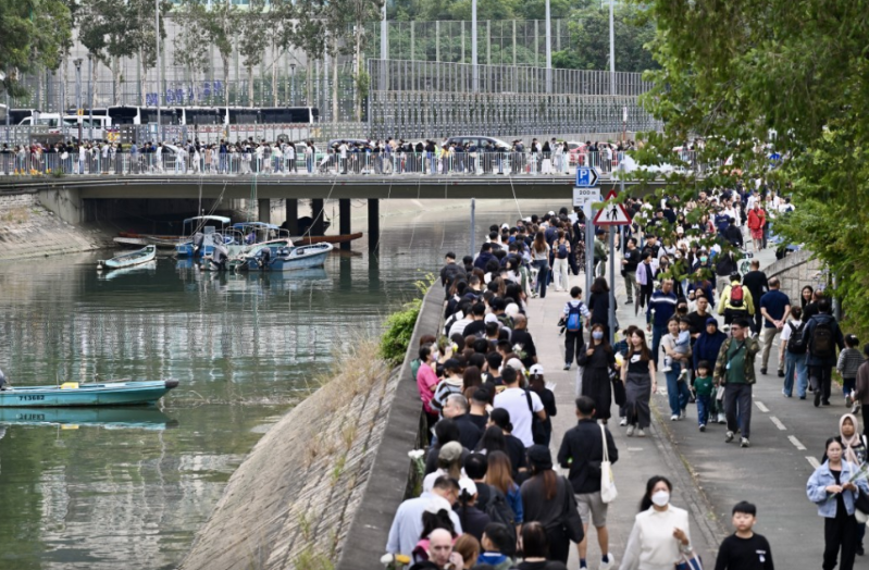 排队献花的人龙延伸至大埔河行人径。