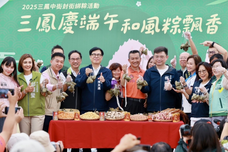 图为“立委”邱议莹(左一)、许智杰(左二)、林岱桦(右一)、赖瑞隆(右四)、柯志恩(右三)同台,和高雄市长陈其迈(左五)参加活动画面。 图为“立委”邱议莹(左一)、许智杰(左二)、林岱桦(右一)、赖瑞隆(右四)、柯志恩(右三)同台,和高雄市长陈其迈(左五)参加活动画面。