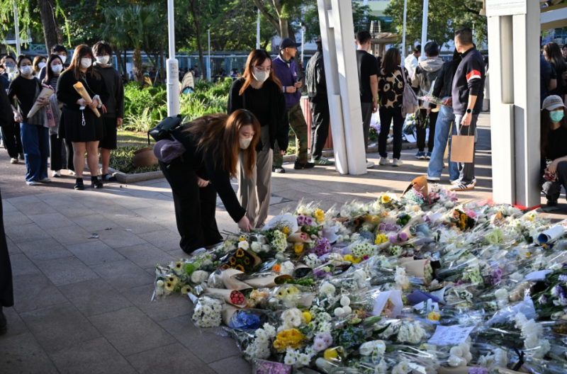 数百名市民到场献花悼念死难者。