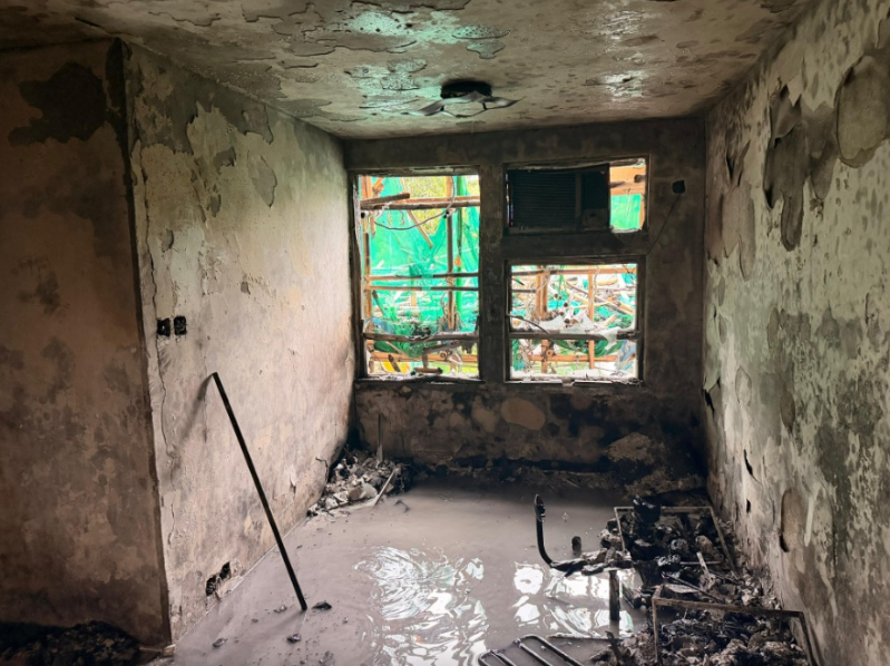 DVIU上楼逐个单位搜查，部分房间物品烧成灰烬，地上仍有积水。