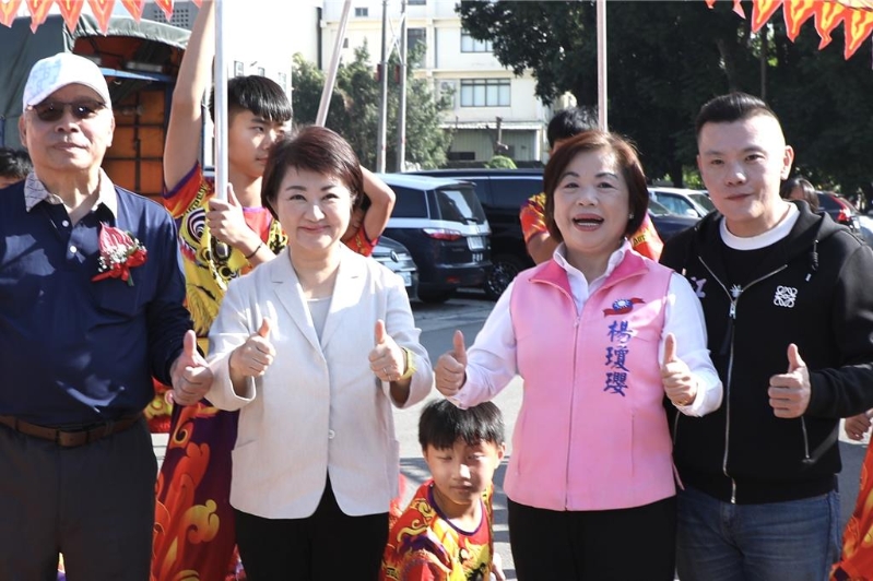 国民党台中市长候选人以江启臣的呼声最高,但蓝委杨琼璎(右二)表态参选,媒体分析这让卢秀燕(左二)陷入两难。 国民党台中市长候选人以江启臣的呼声最高,但蓝委杨琼璎(右二)表态参选,媒体分析这让卢秀燕(左二)陷入两难。