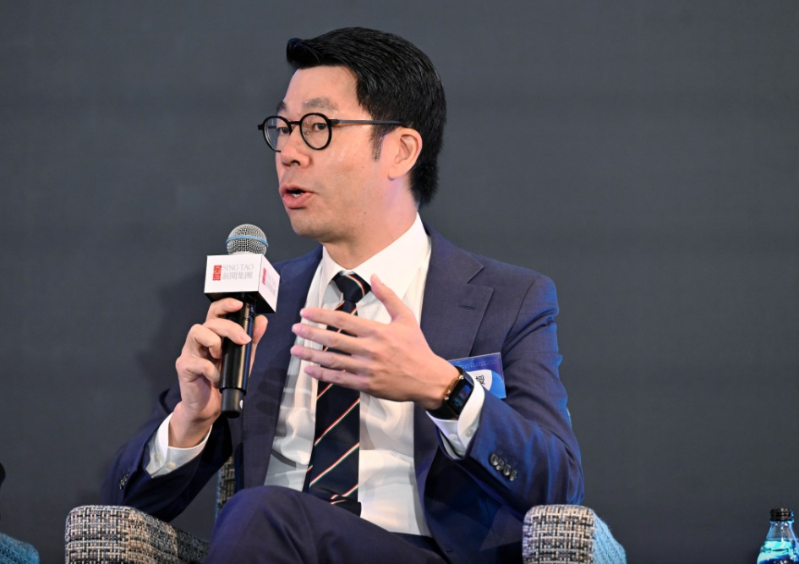 香港大学协理副校长（环球事务）兼港大经管学院副院长（对外事务）邓希炜。