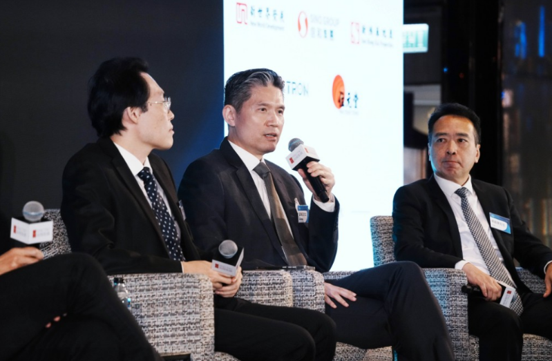 区伟志(中)指出,Web3其中一个特点是去中心化,产品属全球通行,投资者会选择流动性高或监管相对不严格的地方,香港的监管亦因此需要从中作出平衡。 区伟志(中)指出,Web3其中一个特点是去中心化,产品属全球通行,投资者会选择流动性高或监管相对不严格的地方,香港的监管亦因此需要从中作出平衡。