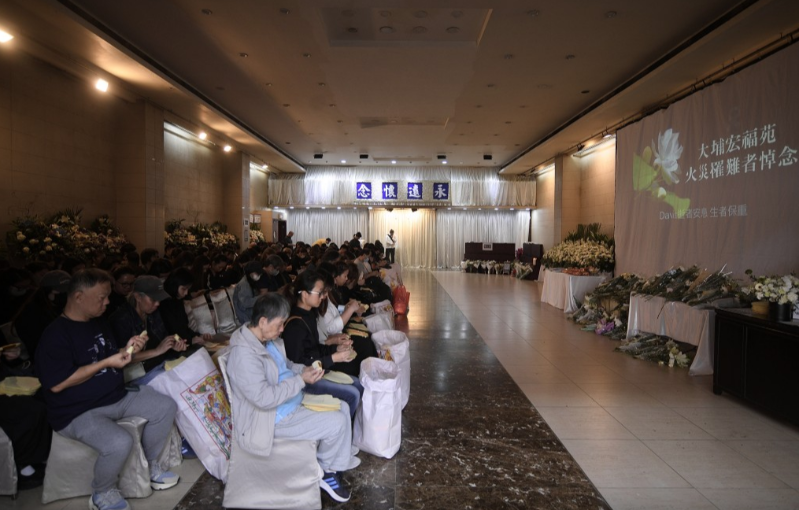 不少巿民摺叠祭品，奠祭死难者。