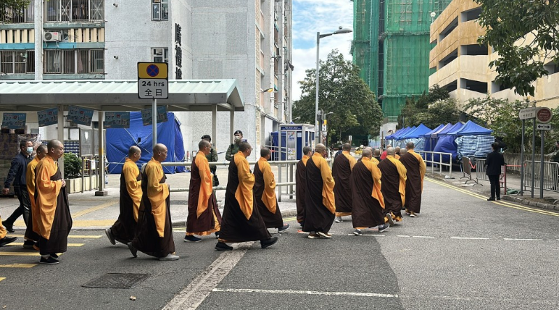 约40名法师亦到达宏福苑协助路祭事宜。