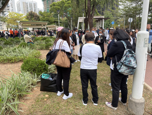 有外佣到公园向死难者祈祷