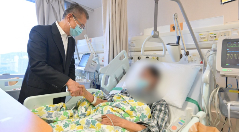 陈茂波赴医院探伤者