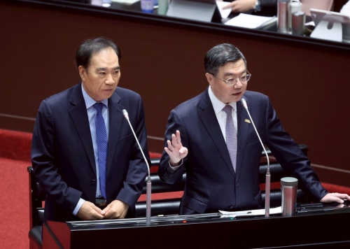 “中选会”代理主委吴容辉(左)。 “中选会”代理主委吴容辉(左)。