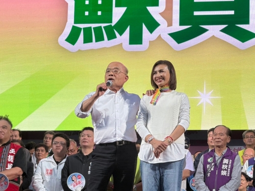 有意角逐高雄市长的绿委邱议莹(右),30日下午在高雄凤山区议会路举办大型造势,前“行政院长”苏贞昌(左)压轴站台助讲。 有意角逐高雄市长的绿委邱议莹(右),30日下午在高雄凤山区议会路举办大型造势,前“行政院长”苏贞昌(左)压轴站台助讲。