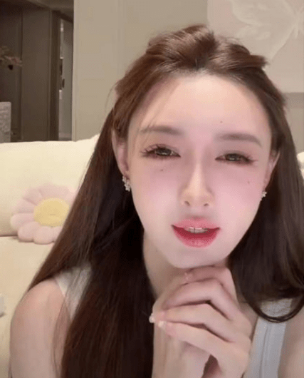 叶珂开直播期间,频频传出婴儿喊声,引起不少网友热议。 叶珂开直播期间,频频传出婴儿喊声,引起不少网友热议。