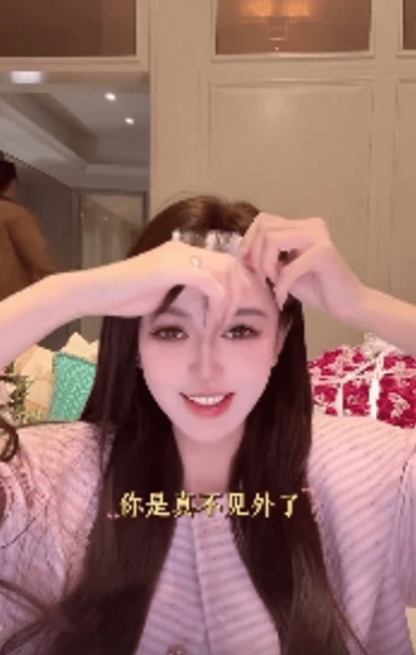 叶珂表示放不下心,然后离开直播镜头,查看跑去安抚女儿。 叶珂表示放不下心,然后离开直播镜头,查看跑去安抚女儿。