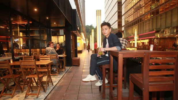 TVB“钻石笋盘视帝”新恋情疑曝光,跟神秘“丰满短发女”街头做一事表现亲密