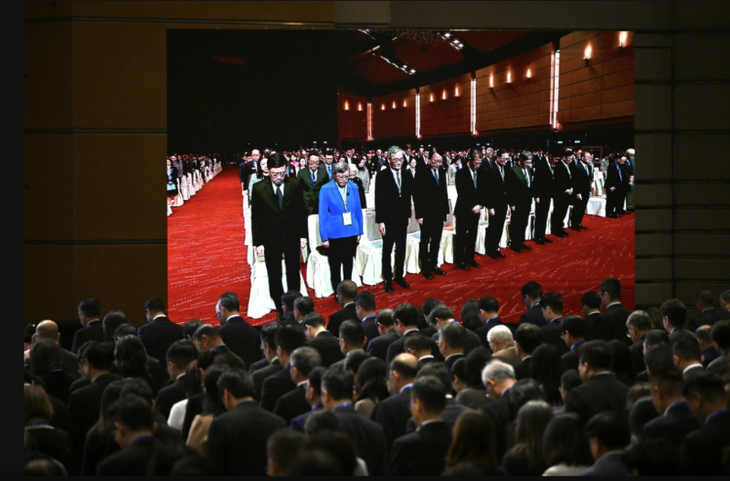 “国家宪法日”座谈会，活动开始前，全场站立默哀一分钟。