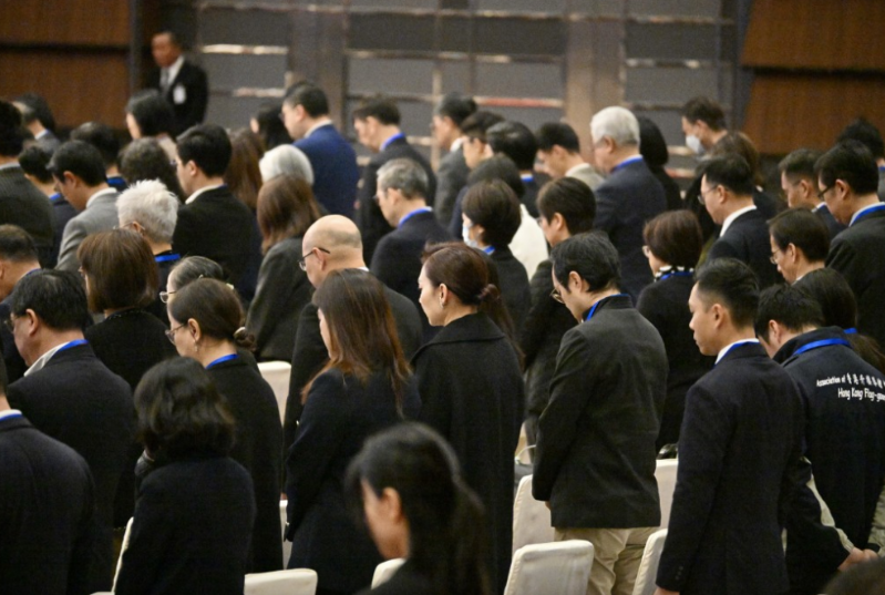 全场站立为宏福苑火灾默哀。