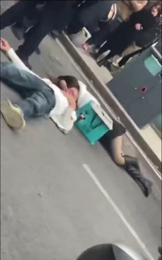 武汉街头3日发生商家与骑手冲突,1人被杀。 武汉街头3日发生商家与骑手冲突,1人被杀。