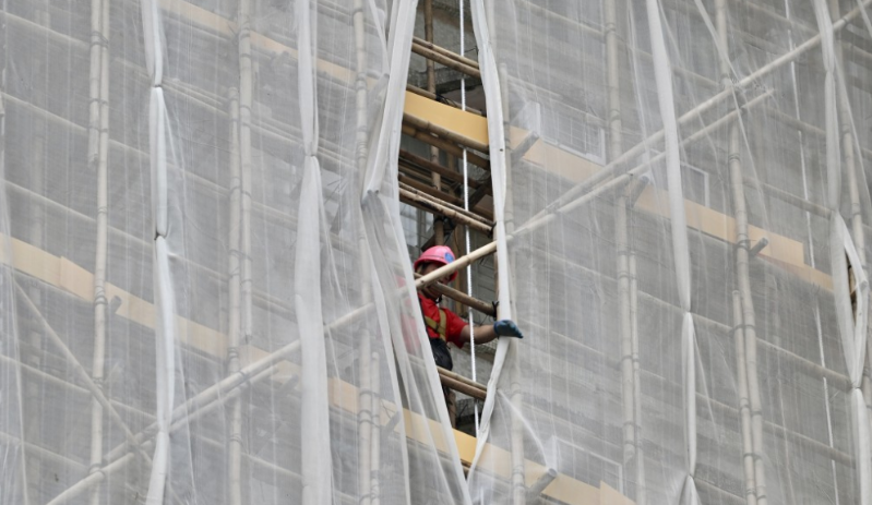 柴湾峰华邨正在拆除棚网。