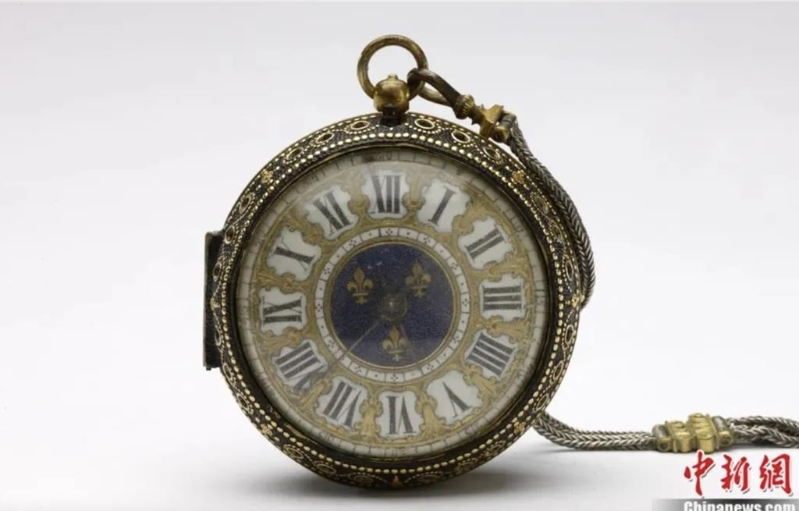 北京故宫博物院收藏的路易十四铜镀金壳怀表，是法国国王路易十四送给清朝康熙皇帝的一件礼物。