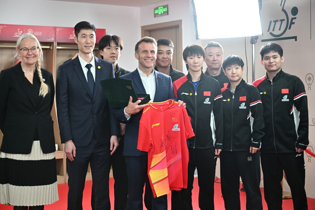 马克龙与中国队球员合影。 马克龙与中国队球员合影。