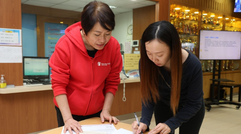 香港救助儿童会透过大埔11间学校向受影响的学生发放援助，图为有关学校代表接收支票。
