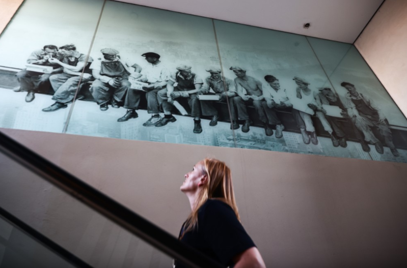 美国《时代》杂志这期封面采用了一幅人工智能(AI)生成的图像,重新演绎1932年经典照片“摩天大楼顶上的午餐”。 美国《时代》杂志这期封面采用了一幅人工智能(AI)生成的图像,重新演绎1932年经典照片“摩天大楼顶上的午餐”。