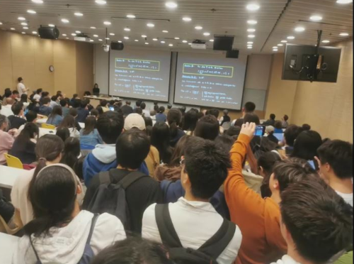 90后女数学家王虹在港大演讲,吸引学生逼爆讲堂。 90后女数学家王虹在港大演讲,吸引学生逼爆讲堂。