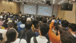 菲尔兹奖大热｜90后女数学家王虹港大演讲，座无虚席获赞“优雅从容”