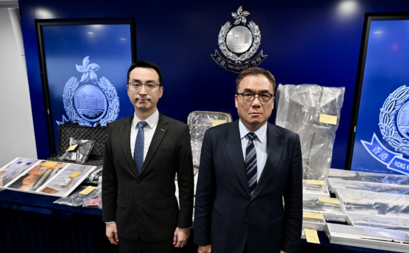 国安处总警司李桂华(右)及警司周学贤(左)交代案情。 国安处总警司李桂华(右)及警司周学贤(左)交代案情。