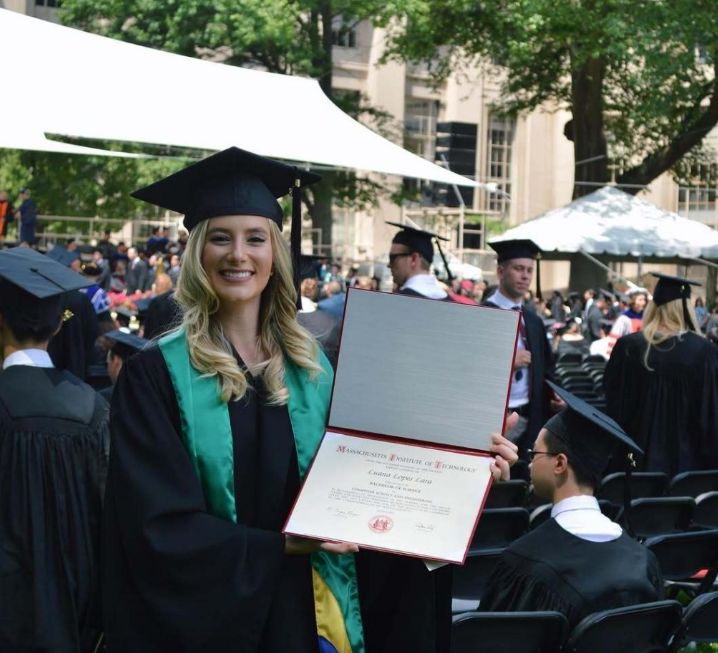 从艺术跨行数学,考入麻省理工学院,攻读计算机与数学学位。 从艺术跨行数学,考入麻省理工学院,攻读计算机与数学学位。