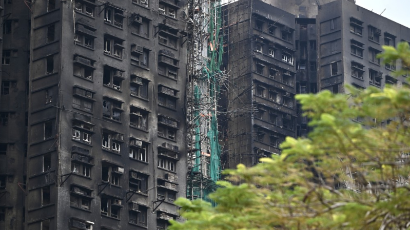 開始移除3幢大廈已燒燬外牆棚架