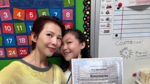 52岁富婆视后节俭扫特价货，素颜真实肤质曝光