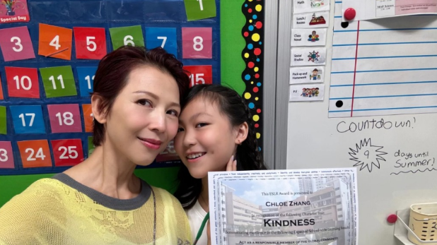 52岁富婆视后节俭扫特价货,素颜真实肤质曝光