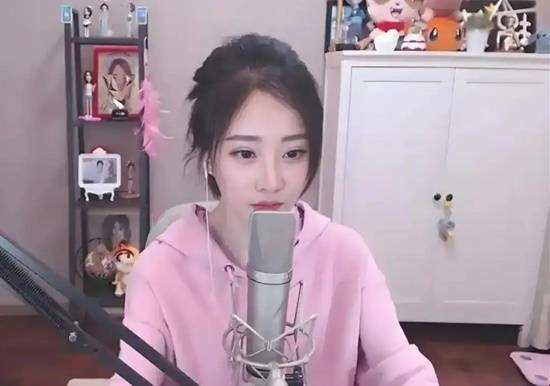 冯提莫直播间换装被封:疑“擦边”触发平台审核机制