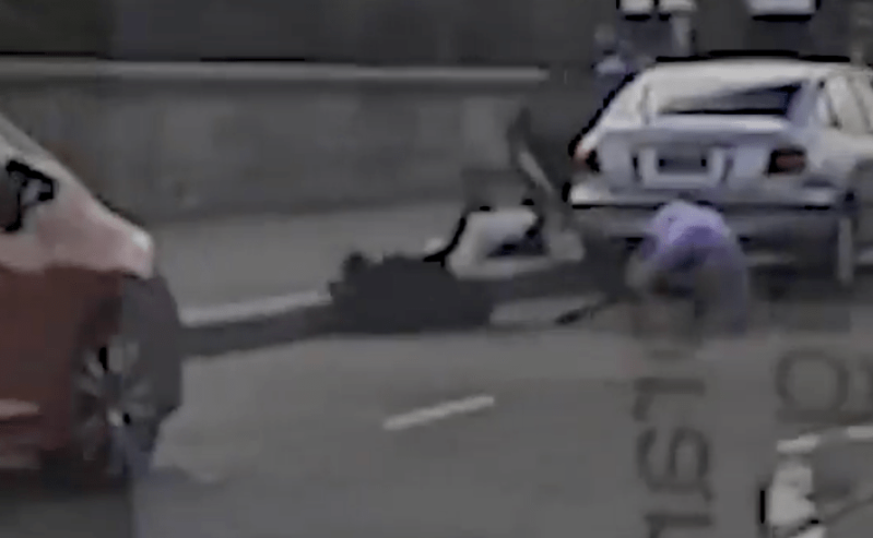 网上影片显示，50岁的枪手赛义德·阿克拉姆从其汽车走出来时，正在散步的鲍里斯见状即将对方扑倒在地。