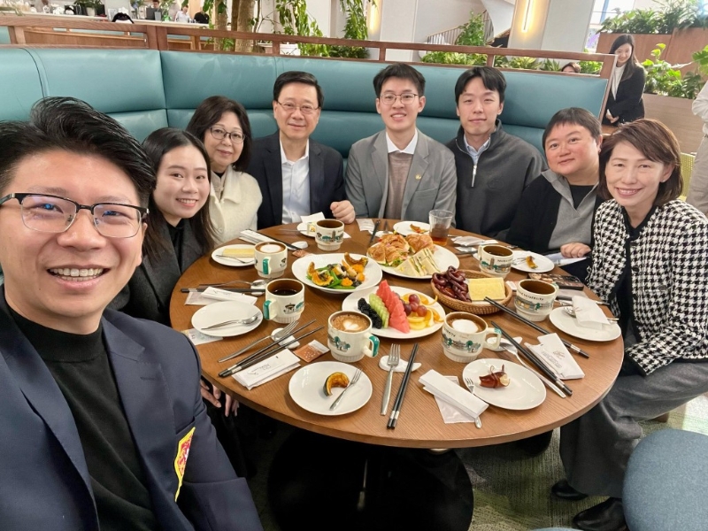 行政长官李家超（左四）与四位在北京读书或工作的香港青年共进早餐。