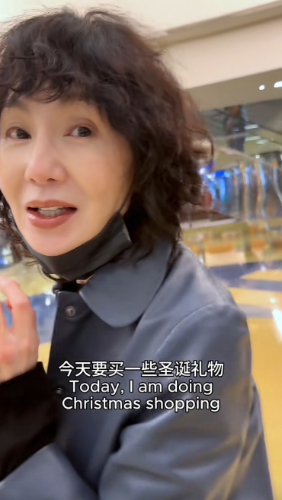 张曼玉近期返港过圣诞，四出搜购礼物。