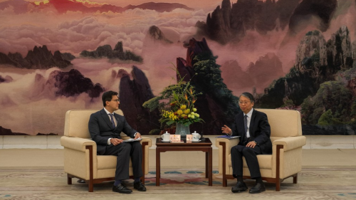 全国人大常委会基本法委员会主任、全国人大常委会法工委主任沈春耀(右)与香港大律师公会主席毛乐礼会面80分钟, 讨论共同关心的法律议题。 全国人大常委会基本法委员会主任、全国人大常委会法工委主任沈春耀(右)与香港大律师公会主席毛乐礼会面80分钟, 讨论共同关心的法律议题。