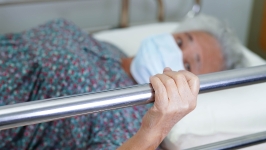 花450万“干细胞治疗”全是假！江西疗养院惊曝诈财5.3亿，逾3000人受害