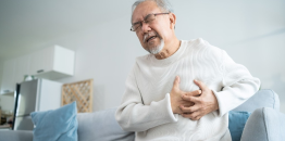 心悸翳闷按手1部位可救命？中医教2招护心按摩，活血化瘀稳定情绪