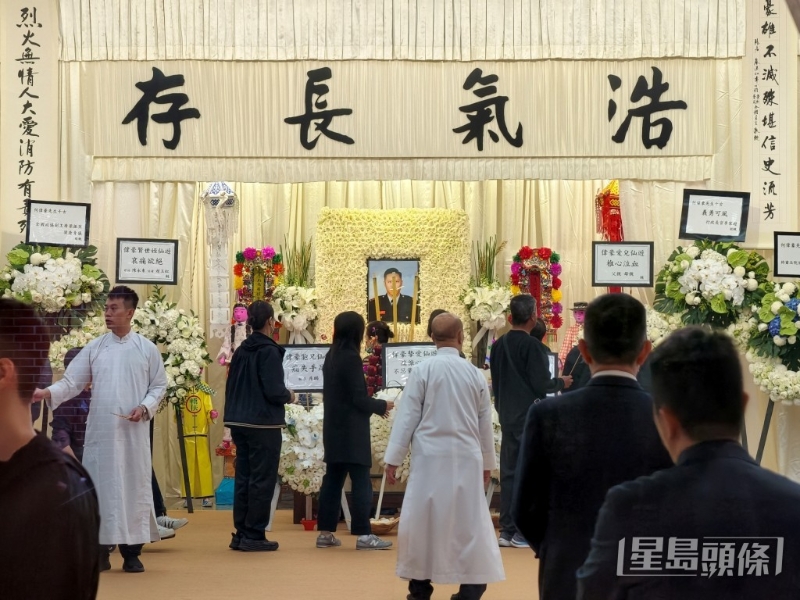 灵堂内,中央摆放了何伟豪的遗照及“浩气长存”四个大字。 灵堂内,中央摆放了何伟豪的遗照及“浩气长存”四个大字。