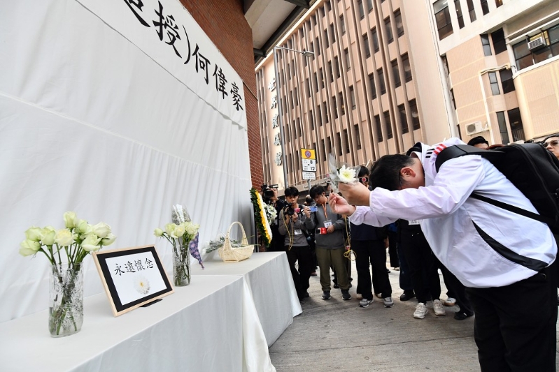 市民向不幸殉职的救火英雄献花 市民向不幸殉职的救火英雄献花