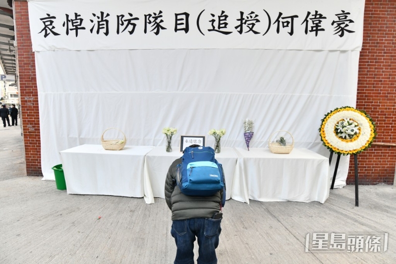 市民鞠躬献礼。 市民鞠躬献礼。