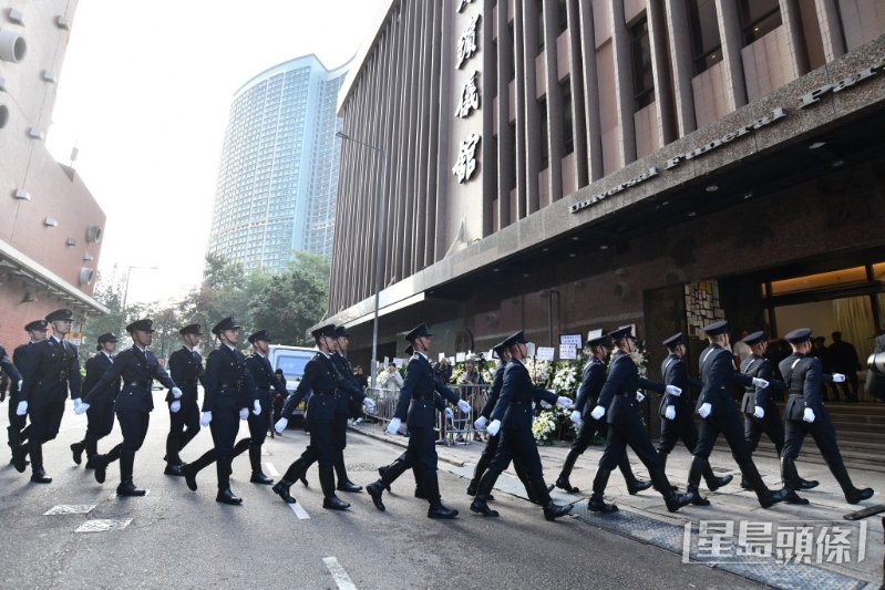 大批同袍到殡仪馆致祭。 大批同袍到殡仪馆致祭。