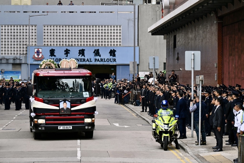 特首李家超与多名高官恭送灵车离开。 特首李家超与多名高官恭送灵车离开。